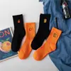 Entra en el Nuevo Estilo de Calcetines de Mujer de Algodón de Alta Calidad, Calcetines Negros y Naranjas Bordados en Naranja, Calcetines de Media Pantorrilla Amarillos B de Dos Tonos para Mujer, Directo del Fabricante