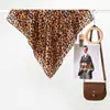 Nuevo Pañuelo de Seda Pequeño Clásico con Estampado de Leopardo Estilo Europeo y Americano para Mujer, Versátil, Moda Callejera, Pañuelo para el Pecho, Pañuelo para la Cabeza