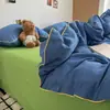 Juego de ropa de cama de cuatro piezas estilo liso catiónico Clase A con bordes festoneados, funda de edredón individual sencilla estilo ins, juego de tres piezas a rayas para estudiante