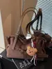 Bolsa Retrô de Camurça Transfronteiriça para Mulheres 2025 Nova Bolsa de Ombro ou Axila de Grande Capacidade Bolsa Tote Relaxada para Mão