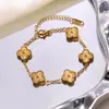 2026 Nuevo Pulsera de Trébol de Cuatro Hojas y Flor de Cinco Pétalos Super Brillante de Nácar Acero de Titanio Ligero de Lujo Brillante Chapado en Oro Alta Retención de Color Joyería de Mano