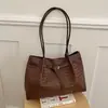 Bolsa tote grande capacidade outono de 2026, bolsa de ombro para o trabalho, bolsa de mão com padrão trançado de nicho, bolsa de cesta trançada feminina