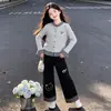 Conjunto de cárdigan a cuadros de bloques de color para niña y pantalones anchos de retazos a cuadros casuales de moda para temporada de primavera y otoño