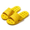 Sandalias y pantuflas simples con agujeros para el baño del hogar de las mujeres antideslizantes para uso en pareja masculinas para bañarse hotel casa de huéspedes pantuflas al por mayor