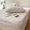 Conjunto de três peças de gaze de camada dupla com toque de algodão para maternidade e infância Classe A, lençol de baixo com elástico, capa de cama, amigável à pele, adequado para bebês, com fronha de estampa floral pequena