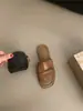 Sandalias de tanga planas marrones de diseño Chuyuji para otoño y verano, adecuadas para usar al aire libre en la costa y la playa, zapatos de mujer con suela blanda
