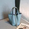 Bolsa Saco de Couro Bovino de Primeira Camada 2026 Nova Versátil Bolsa Tote de Couro Genuíno Bolsa Feminina Bolsa de Mão de Alta Qualidade