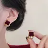 Aretes de Perlas Red Velvet de Año Nuevo para Mujer, Nuevo Estilo Popular 2026, Lujo Ligero con un Toque Único de Alta Gama