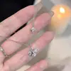 Collar de Trébol de Cuatro Hojas Doble Estilo Celebridad para Mujer, Diseño de Nicho de Lujo Ligero, Cadena de Clavícula de Gama Alta, Collar Versátil y Exquisito