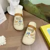 Nuevas sandalias de dedo caladas con diseño de mariposa azul para mujer, una opción de calzado de verano ligera y elegante, con suela antideslizante