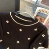 Camiseta de manga corta de punto de seda helada bordada con trébol de cuatro hojas, estilo Chanel, elegante, para el día a día, verano 2023