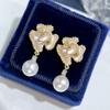Brincos de Prata 925 Mais Vendidos no Outono com Pérolas Naturais Brancas de Água Doce para Mulheres, Estilo Floral Vintage de Alto Padrão 2026