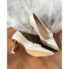 Impresionantes y versátiles zapatos de novia con un toque de alta gama, zapatos de salón de punta fina con perlas, nuevos tacones altos versátiles de verano 2025
