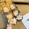 Accesorios para zapatos de ballet con estampado de leopardo DIY, estrellas de felpa adecuadas para zuecos, dijes de zapatos de moda y versátiles, hebillas decorativas de Gato KT