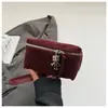 Bolsa Pequena com Textura Retrô Bolsa Feminina 2025 Outono Nova Couro de Alto Valor Bolsa Pequena Quadrada Bolsa Transversal Simples