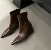 Botines de tacón de cuña de punta alta, elegantes y con estilo, en color marrón, con cremallera trasera y ajuste ceñido, perfectos para otoño e invierno.