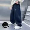 Calça de Fleece Larga com Desenhos para Meninos Outono e Inverno 2025 Novo Estilo Roupas de Inverno para Crianças Grandes Calças Retas com Fleece Integrado Atacado Tendência