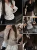 Camiseta feminina nova de fábrica com gola V escovada e retalhos de manga longa, base para o outono de 2026, justa, top versátil de cor sólida