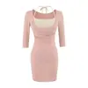 Vestido de duas peças puramente sexy com cores contrastantes, gola halter e corte justo, adequado para o outono, com uma saia curta justa ao corpo