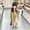 Gabardina Khaki de Longitud Media para Niña con Puños a Cuadros Abrigo de una Sola Fila 26 Estilo Coreano Abrigo de Primavera/Otoño para Niños