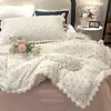 Conjunto de quatro peças florido de veludo de leite fofo estilo Ins, conjunto de três peças de fleece de coral quente e confortável para o inverno para meninas, adequado para dormitórios