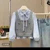 Conjunto de colete de tricô e camisa estilo preppy para meninas, nova coleção outono 2026, apresentando um top com gravata borboleta estilo preppy e jeans