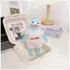 La ropa de los residentes de Bikini Bottom incluye peces geniales, peces flácidos, peces que se extienden planos, colgantes, llaveros, accesorios, monos y pantalones.