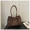 Bolso tote de lunares estilo coreano para otoño e invierno, bolso de hombro casual vintage de gran capacidad con colgante de cachorro, bolso versátil para el hombro para el día a día