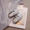 Zapatos pequeños de piel para niña, nueva colección otoño 2024, mocasines sin cordones para niños, bonitos adornos de perlas, para niños de tamaño mediano y grande, zapatos planos pequeños