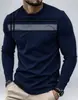 Camiseta de Manga Larga Roja con Cuello Redondo para Hombre con Estampado de Cuadros de Líneas Geométricas Negras y Grises en el Pecho Tela Ligera Transpirable