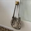 Bolso de Lona para Mujer de un Hombro, Moderno, con Estampado de Leopardo, Tipo Sobaco, Simple, de Gran Capacidad, Otoño Nuevo, Versátil, Moderno, Tipo Cubo