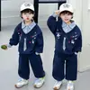 Conjunto de Roupa Masculina Primavera 2026 Novo Estiloso Conjunto Casual Infantil de Duas Peças Camisa Falsa de Duas Peças e Moletom Primavera e Outono