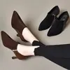 Zapatos de tacón alto mate con escote pronunciado para mujer, nuevo estilo otoño 2026, tacón grueso, punta afilada, elegantes zapatos individuales, cómodos zapatos de trabajo profesionales para mujer.
