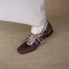 Sapatos de Couro Vintage com Cadarço e Renda Esculpida de Design de Nicho para Mulheres 2026 Primavera e Outono Novos Mocassins Versáteis Estilo Britânico