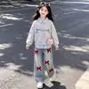 Estilo Coreano Versátil Estilo Escolar para Niñas Sudadera con Capucha Falsa de Dos Piezas con Parches Rayados y Cuello Polo Conjunto de Pantalones de Mezclilla Dulces Estilo Coreano