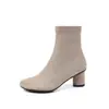 Botas femininas de camurça stretch, botas de cano curto justas para outono e inverno, bico redondo, zíper lateral, salto médio grosso, botins femininos de stretch, tamanho 42 botas de tamanho grande