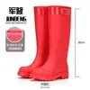 Botas de Chuva Grossas para Mulheres de Comércio Exterior Transfronteiriço, Sapatos Impermeáveis de Cano Alto, Sapatos de Borracha Antiderrapantes e Modernos, Atacado de Fábrica em Yunnan