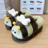 Sapatos de Algodão Acolchoados para Mulheres 2025 Novas Pantufas Peludas Desenho Animado Fofo Feminino Inverno Casa Forro de Fleece Versátil Quente Casal