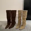 Botas western de bico fino e salto alto retrô, novo estilo 2026, estilosas, elegantes, emagrecem, de cano curto, camurça, e de tornozelo