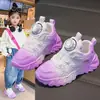 Sapatos Femininos Primavera e Outono 2023 Novos Tênis Infantis de Couro Impermeáveis Tênis Infantis Grandes com Botão Giratório Sapatos de Torre para Meninas