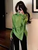 Nueva camisa verde de estilo chino con cuello mao para mujer, nuevo modelo de primavera con cintura ceñida y diseño de abertura, que ofrece un look de lujo ligero y moderno
