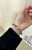 Pulsera Wrap de Piedra Gris Ahumado Hielo-Transparente con Patrón de Martillo Dorado, Pulsera Ligera Vintage para Mujer, Joyería de Alta Gama al por Mayor