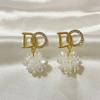 Pendientes de aguja de plata S925 con letra y capullo de flor blanca para mujer, diseño de nicho de lujo ligero, flor, pendientes estilo Chanel únicos, venta al por mayor