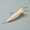 O fabricante tem em estoque presilhas de cabelo em cores de doce, presilhas jacaré em cores de gelatina, grampos de cabelo e presilhas para franja.