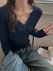 Camiseta de manga larga para mujer, cuello en V con media botonadura, corte ajustado, elástica, color liso, estilo coreano simple, adelgazante, adecuada para el trabajo o como capa interior