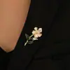 Broche de Flor Blanca de Alta Gama con Goteo de Aceite Súper Hada Estilo Coreano Sencillo Pin de Flor Gardenia para Niña Accesorios para Ropa Bufanda de Seda