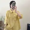 Camisa feminina de algodão e linho com gola, renda e enfeites florais tridimensionais, estilosa e elegante, mangas de três quartos, novo top artístico de verão