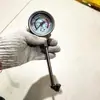 Bico inflável dois em um de cabeça dupla com manômetro e ponta curva, inflador de pneu de caminhão e carro, haste de válvula com interruptor estilo tubo