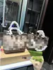 Bolsas al por mayor en Guangzhou para mujer 2025 Versátil Nuevo Bolso tote estampado retro Bolso de hombro Una pieza al por mayor