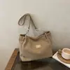 Elegante e casual, esta bolsa de grande capacidade apresenta um design simples e um novo visual para a temporada de verão de 2026. É uma bolsa tote feminina